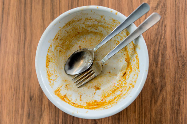 나무 테이블 배경에서 식사 후 빈 그릇의 최고 볼 수 있습니다. - plate crumb dirty fork 뉴스 사진 이미지
