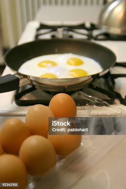 Enfoque Con Huevos En Sartén De Fondo Foto de stock y más banco de imágenes de Alimentos cocinados - Alimentos cocinados, Amarillo - Color, Blanco - Color