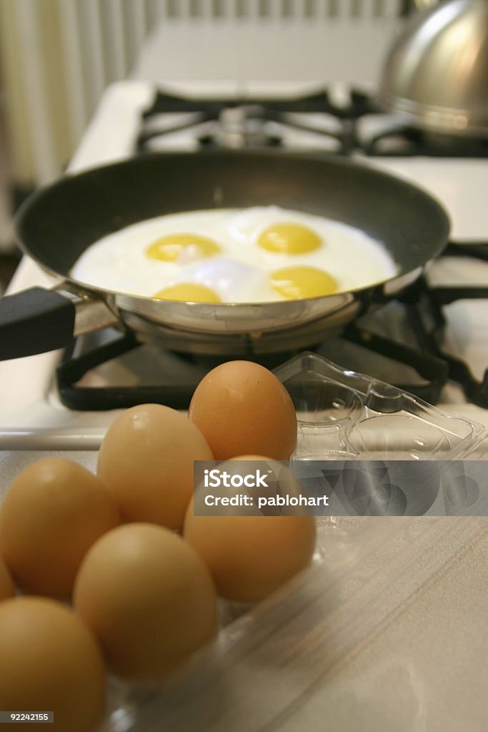 Foco com ovos na frigideira fundo - Foto de stock de Alimentação Saudável royalty-free