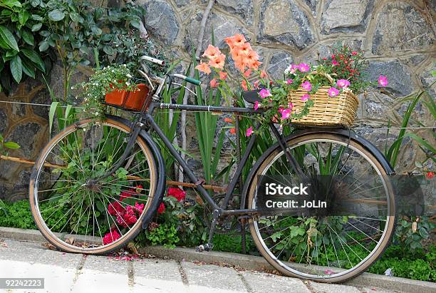 Photo libre de droit de Vélo Décorées Avec Des Fleurs banque d'images et plus d'images libres de droit de Arbre en fleurs - Arbre en fleurs, Bouquet formel, Capitule