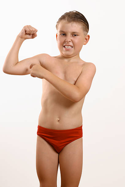 남자아이-제 근육 - child flexing muscles little boys human muscle 뉴스 사진 이미지