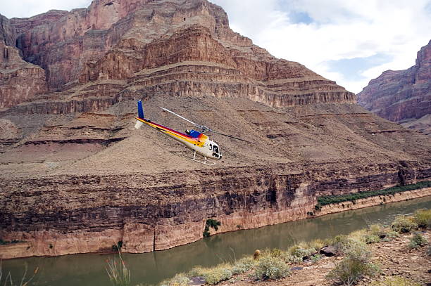 discovery - canyon majestic grand canyon helicopter zdjęcia i obrazy z banku zdjęć