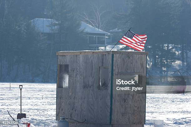 Wędkarstwo Podlodowe Shanty - zdjęcia stockowe i więcej obrazów Amerykańska flaga - Amerykańska flaga, Bez ludzi, Chatka