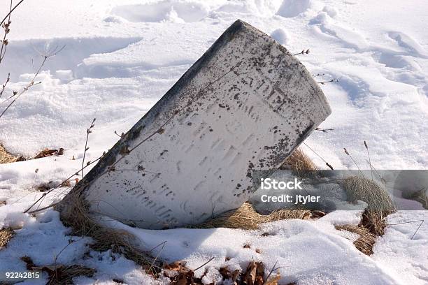 Gravestone - zdjęcia stockowe i więcej obrazów Bez ludzi - Bez ludzi, Chłodny, Cmentarz