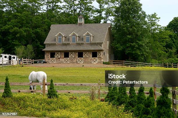 Foto de Estável e mais fotos de stock de Estábulo - Estábulo, Amarelo, Campo