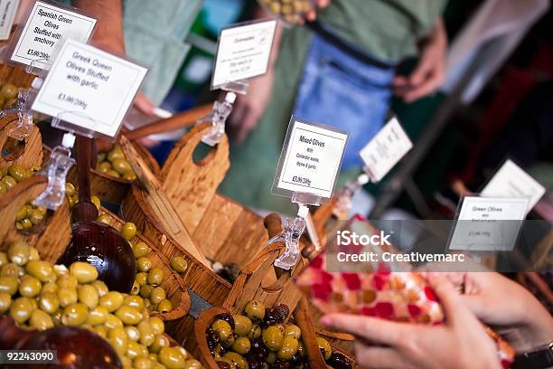 Foto de Compra De Azeitona Fresco Em Um Mercado e mais fotos de stock de Legume - Legume, Tapenade, Alimentação Saudável