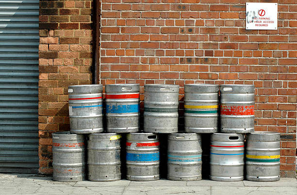 farbige bier fass vor einem pub - pound symbol red british currency symbol stock-fotos und bilder
