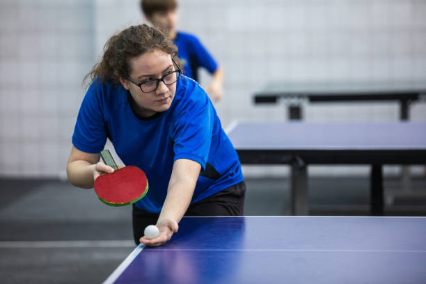 istock Girl serving the ball 922435100