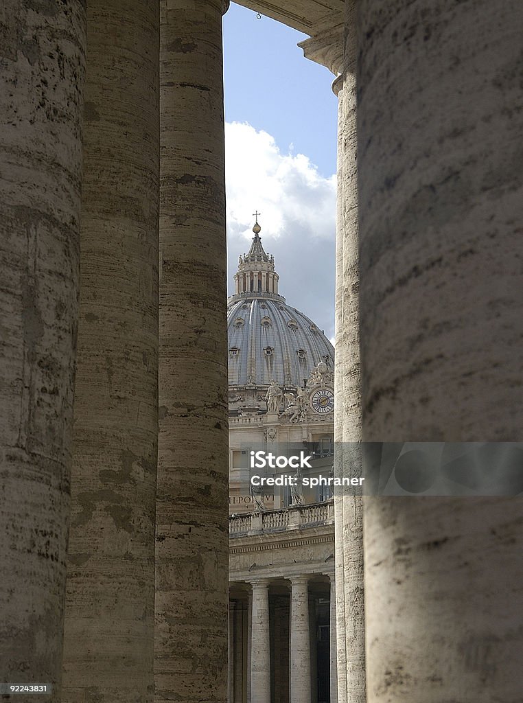 Cupola della Cattedrale di San Pietro e di colonnades. Roma, Italia - Foto stock royalty-free di Arcata