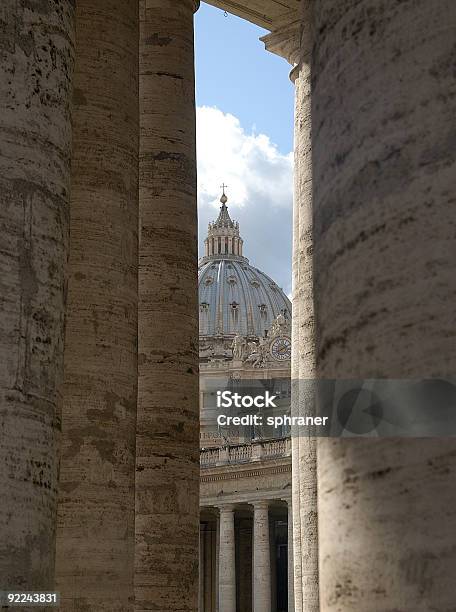 Cupola Della Cattedrale Di San Pietro E Di Colonnades Roma Italia - Fotografie stock e altre immagini di Arcata