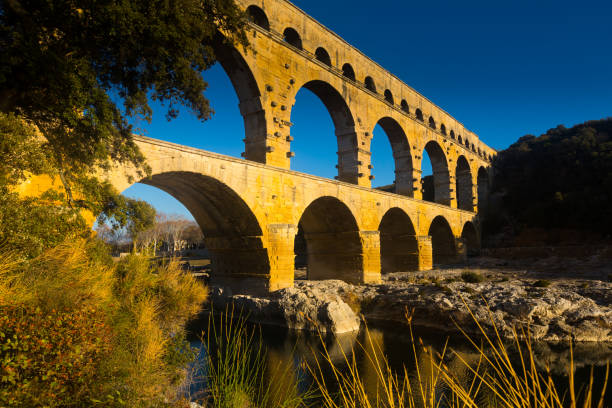 pont du gard, un antiguo romano puente en sur de francia - aqueduct roman ancient rome pont du gard fotografías e imágenes de stock