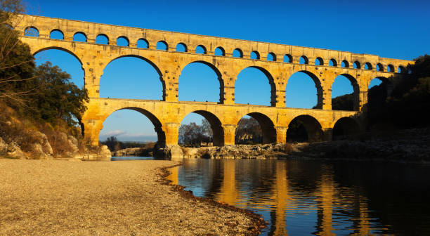 ponte romano pont du gard in autunno nel sud della francia - aqueduct roman ancient rome pont du gard foto e immagini stock