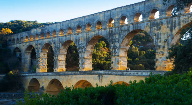 emblemático puente romano pont du gard en el sur de francia - aqueduct roman ancient rome pont du gard fotografías e imágenes de stock