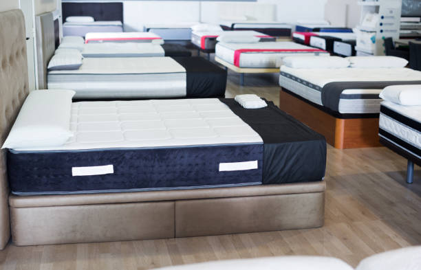 new mattresses on the beds in the store - bedding merchandise market textile imagens e fotografias de stock