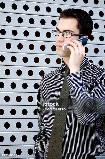 Un Hombre De Negocioscellphone 2 Foto de stock y más banco de imágenes de Adulto - Adulto, Arquitectura, Bien vestido