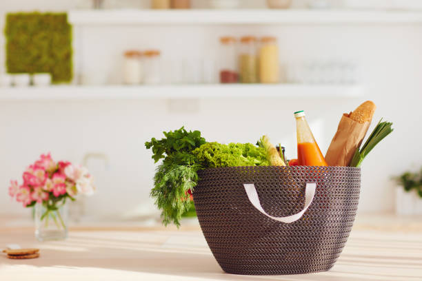 shopping bag full of fresh food on kitchen desk - vegies vegetable basket residential structure imagens e fotografias de stock