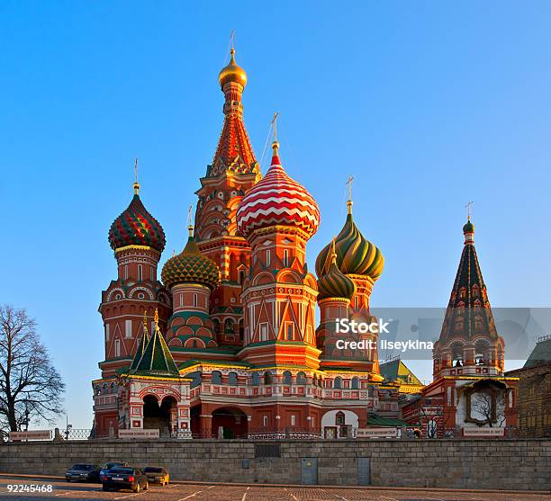Cattedrale Di San Basilio A Mosca - Fotografie stock e altre immagini di Ambientazione esterna - Ambientazione esterna, Architettura, Arrangiare