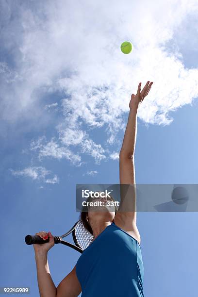 Kobieta Tenisistka Rzutu Służyć - zdjęcia stockowe i więcej obrazów Tenis - Tenis, Brązowe włosy, Fotografika