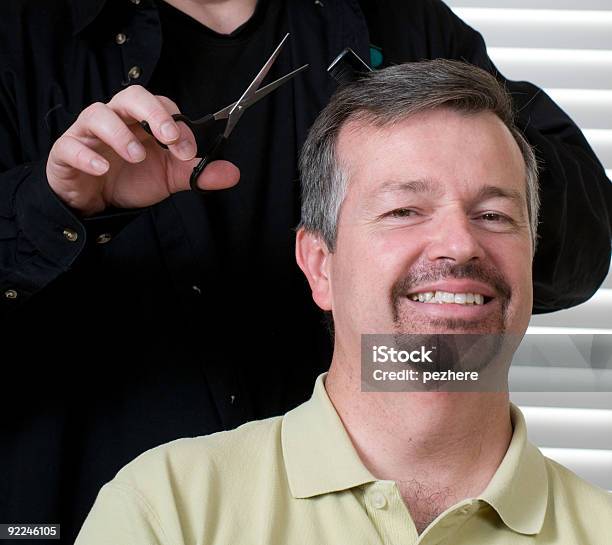 Hombre Obtención De Un Corte De Cabello Foto de stock y más banco de imágenes de Adulto - Adulto, Barbero - Peluquero, Barbero - Peluquería