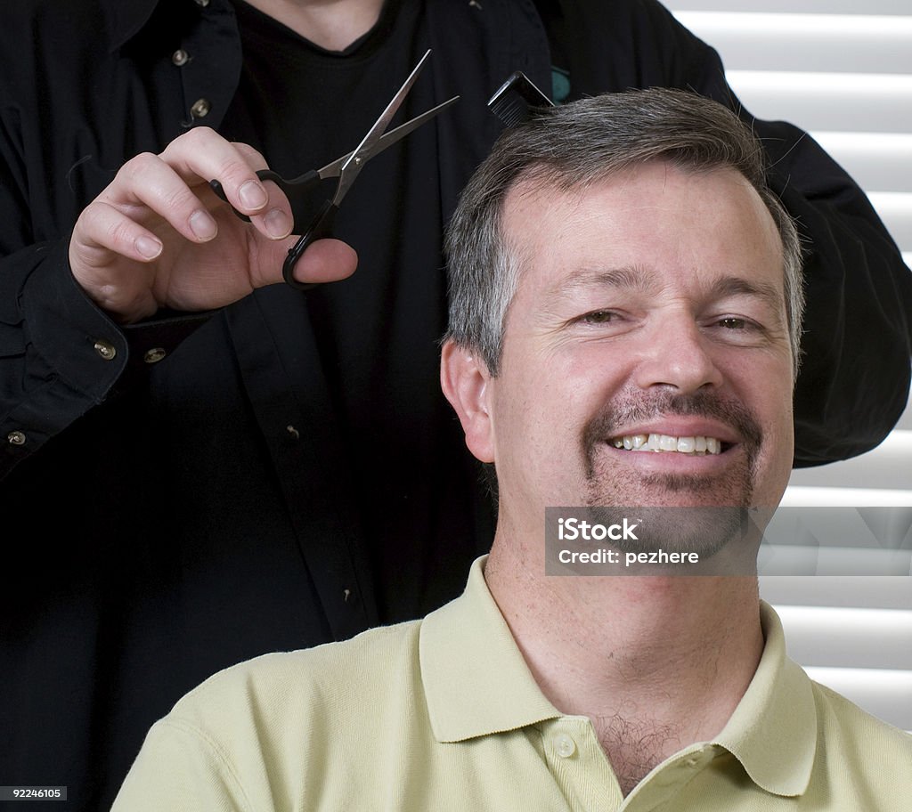 Homem recebendo um corte de cabelo - Foto de stock de Adulto royalty-free
