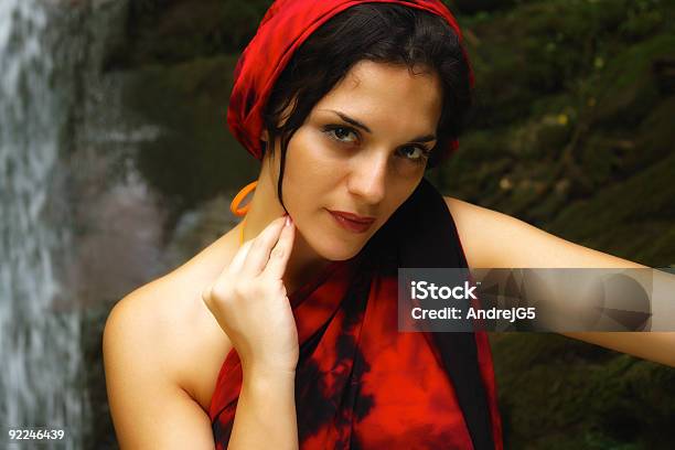 Ragazza Rossa Bandana - Fotografie stock e altre immagini di 25-29 anni - 25-29 anni, Acqua, Adulto