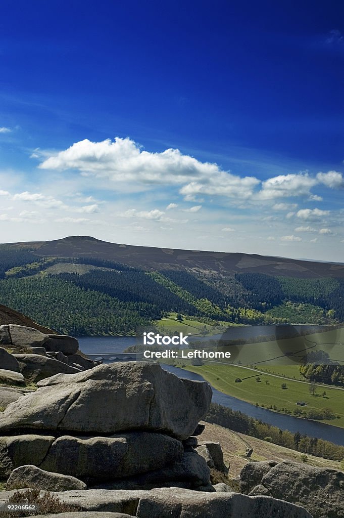 Vista para o campo-Reservatório de Ladybower - Foto de stock de Parque Nacional do Peak District royalty-free