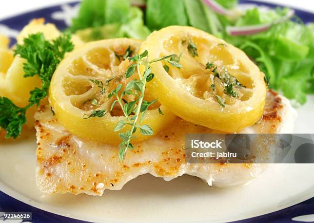 Panfried Limão Poleiro - Fotografias de stock e mais imagens de Alface - Alface, Alimentação Saudável, Almoço