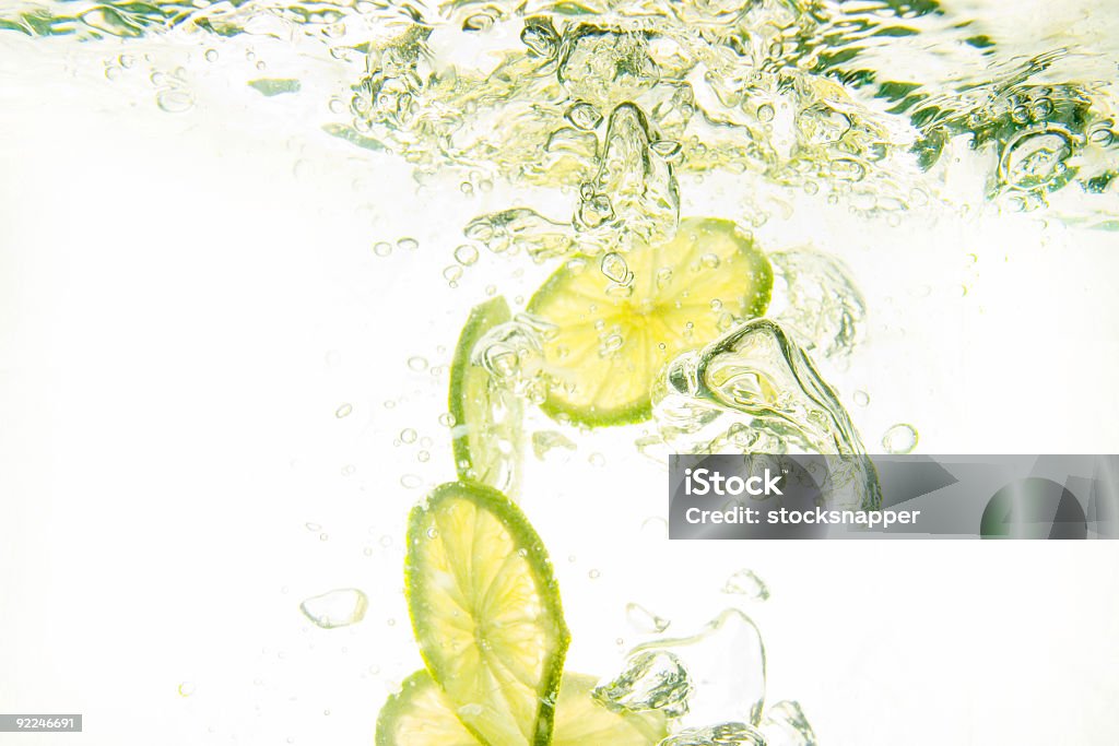 Свежий лайм в воде - Стоковые фото Алкоголь - напиток роялти-фри