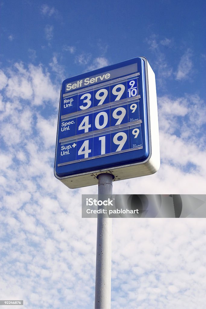 Niebo jest granicą-gazu cena znak - Zbiór zdjęć royalty-free (Ceny paliw)