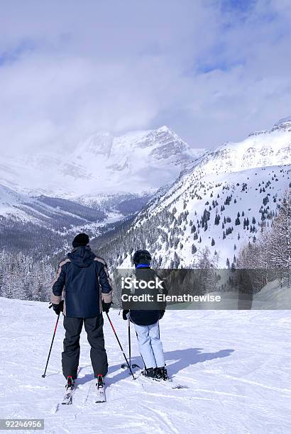 Skifahren Für Familien Stockfoto und mehr Bilder von Aktivitäten und Sport - Aktivitäten und Sport, Alleinerzieher, Ausrüstung und Geräte