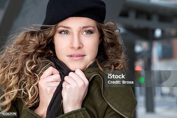 Kalte Tage Stockfoto und mehr Bilder von Eine Frau allein - Eine Frau allein, Frauen, Herbst