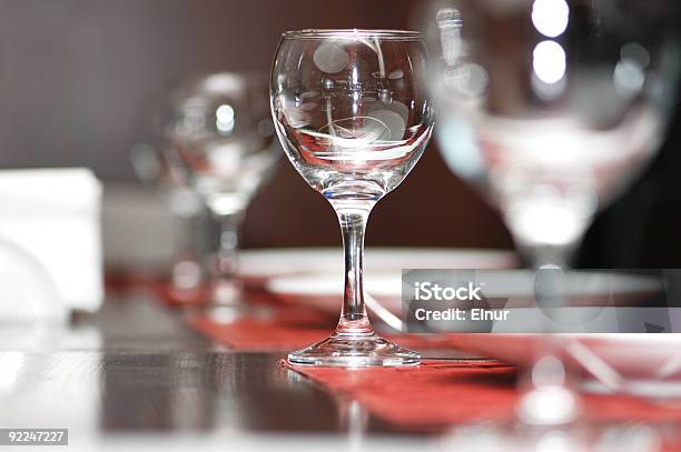 Óculos De Vinho Na Mesaprofundidade De Campo - Fotografias de stock e mais imagens de Almoço - Almoço, Arranjar, Banquete