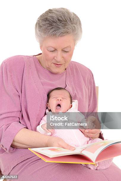 Avó Leitura Para Bebé - Fotografias de stock e mais imagens de Adulto - Adulto, Amor, Avó