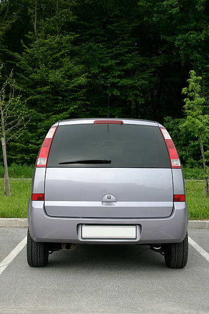 lato posteriore della piccola van - car rear view behind car trunk foto e immagini stock