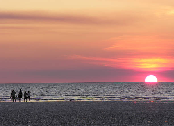 atardecer en la playa con rosa sky - darwin northern territory australia sunset fotografías e imágenes de stock