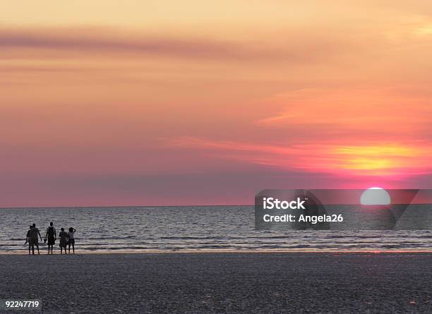 Photo libre de droit de Coucher De Soleil Sur La Plage Avec Ciel Rose banque d'images et plus d'images libres de droit de Plage - Plage, Coucher de soleil, Darwin