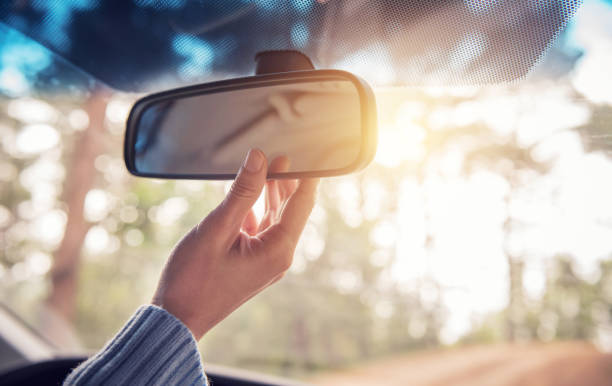 hand, spiegel der hinteren ansicht anpassen. das sicherheitskonzept. - rear view mirror car mirror rear view stock-fotos und bilder