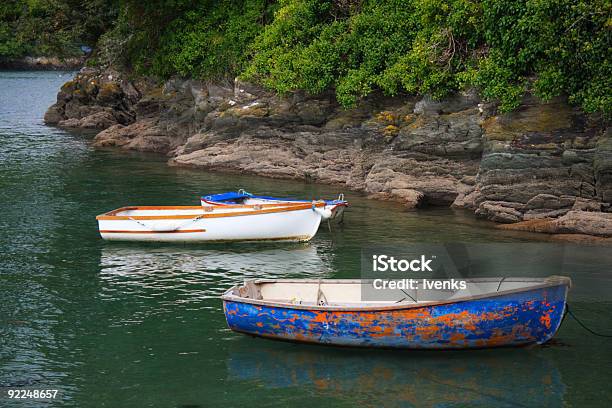 Vecchio Cog Barche Da Pesca Sul Mare Bianco E Blu - Fotografie stock e altre immagini di Acqua - Acqua, Ambientazione esterna, Arancione