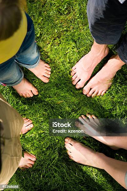 Sano Piedi In Piedi Insieme - Fotografie stock e altre immagini di Adulto - Adulto, Ambientazione esterna, Benessere