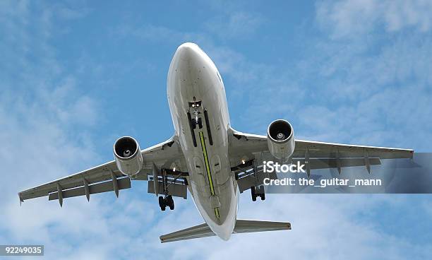Amplio Jet Landing Foto de stock y más banco de imágenes de Acercarse - Acercarse, Aeropuerto, Ala de avión