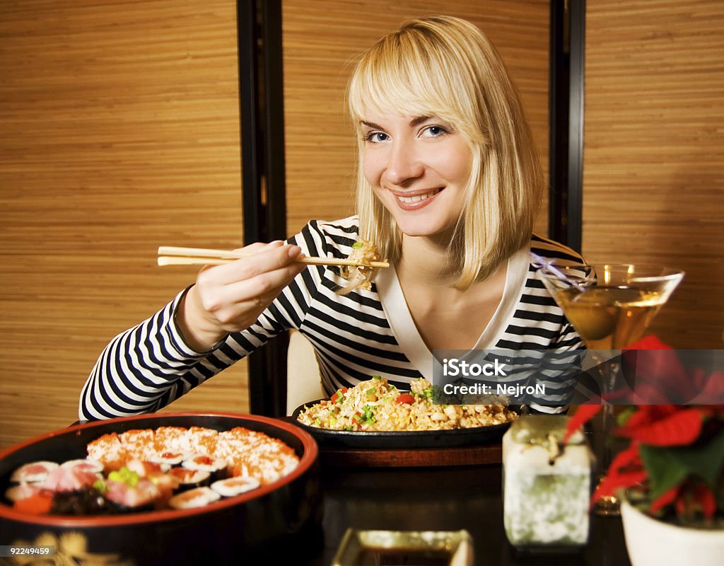 Девушка в ресторане - Стоковые фото Алкоголь - напиток роялти-фри
