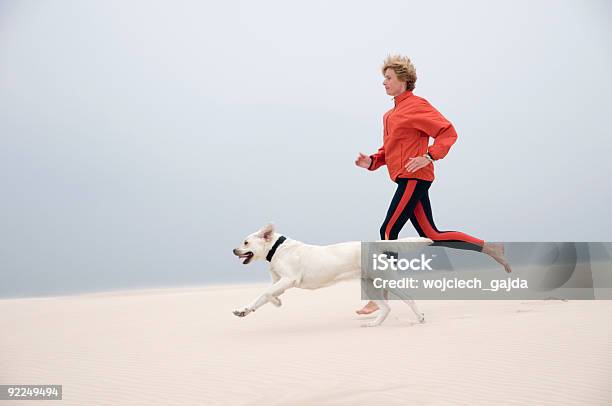 Corriendo Con Perro Foto de stock y más banco de imágenes de Perro - Perro, Correr, Aerobismo