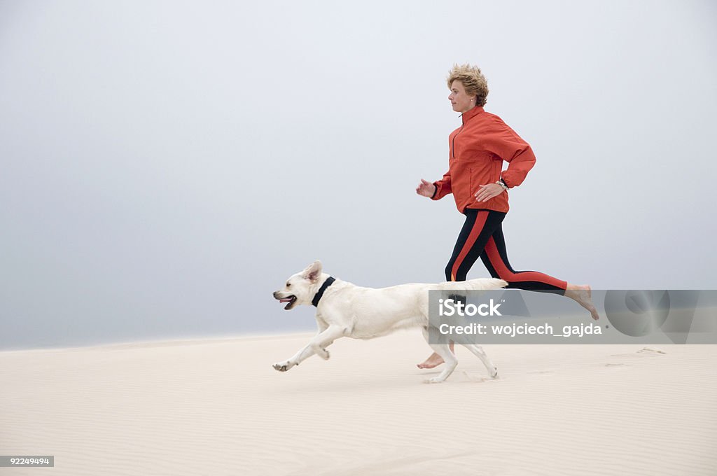 Бег с собака - Стоковые фото Собака роялти-фри