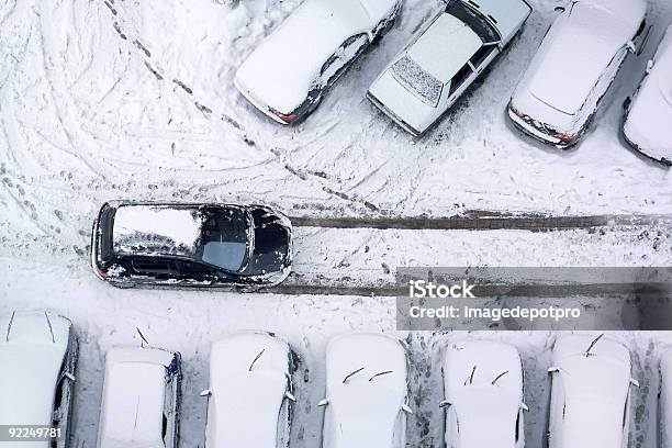 Atrapado En La Nieve Estacionamiento Cubierto Foto de stock y más banco de imágenes de Acorralado - Acorralado, Aire libre, Aparcamiento