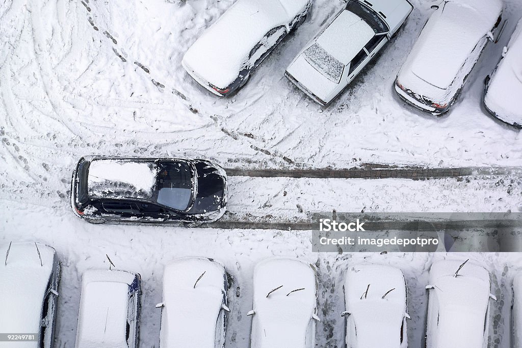 Bloqué dans la neige Parc de stationnement couvert - Photo de Blanc libre de droits