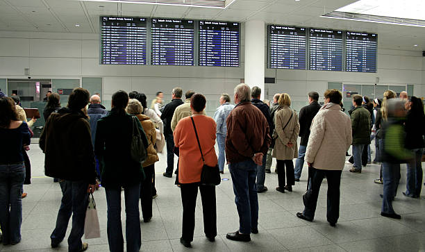 passagers d'attente à l'arrivée - arrival airport airport lounge flying photos et images de collection
