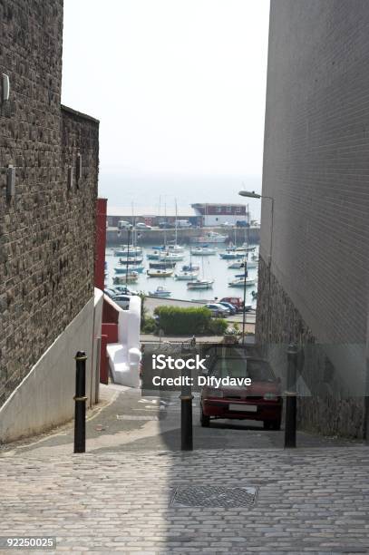 Foto de Lane Para O Mar e mais fotos de stock de Beco - Beco, Cidade pequena, Cornualha - Inglaterra