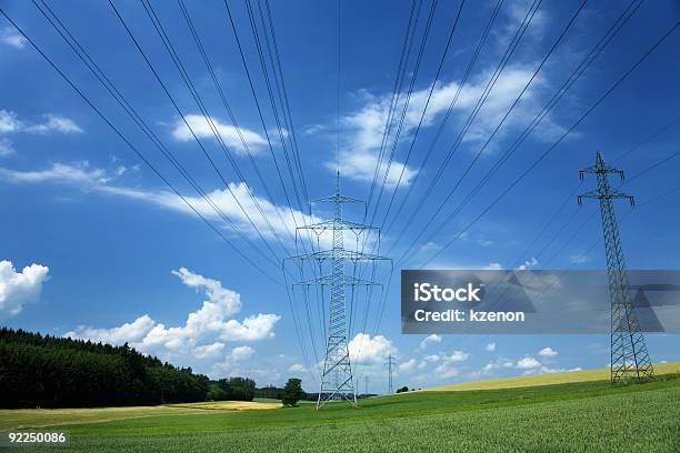 High Voltage Powerpolefels Stockfoto und mehr Bilder von Ausrüstung und Geräte - Ausrüstung und Geräte, Baugewerbe, Blau