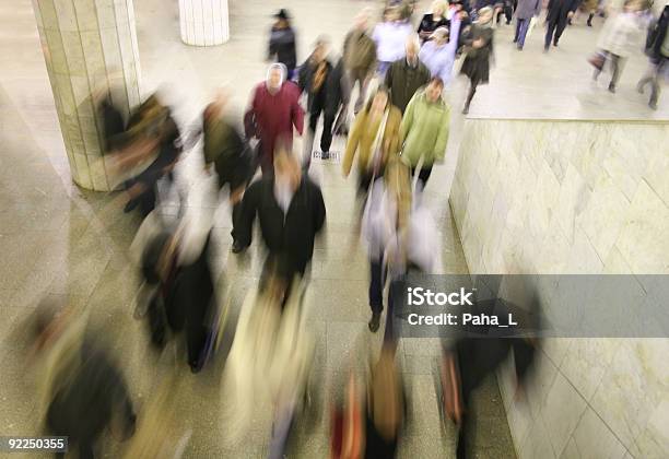 Movimento Di Folla - Fotografie stock e altre immagini di Abbigliamento elegante - Abbigliamento elegante, Adulto, Affari