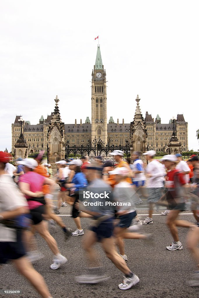 Maratona-Gruppo passa il Parlamento - Foto stock royalty-free di Ottawa